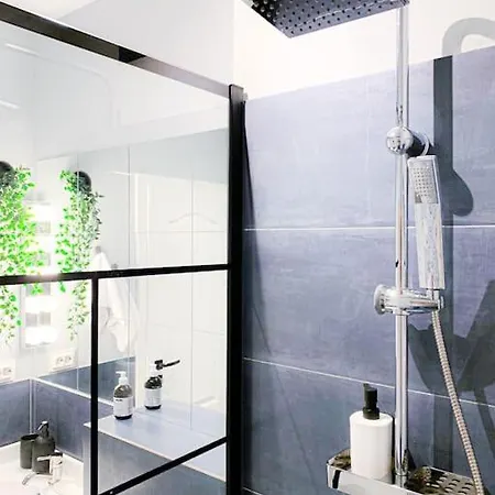 Chic Urbana: 140sqm 5-bedroom Downtown Gem ブカレスト
