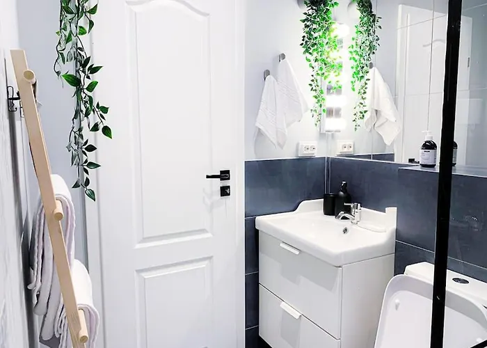 Chic Urbana: 140sqm 5-bedroom Downtown Gem Apartment