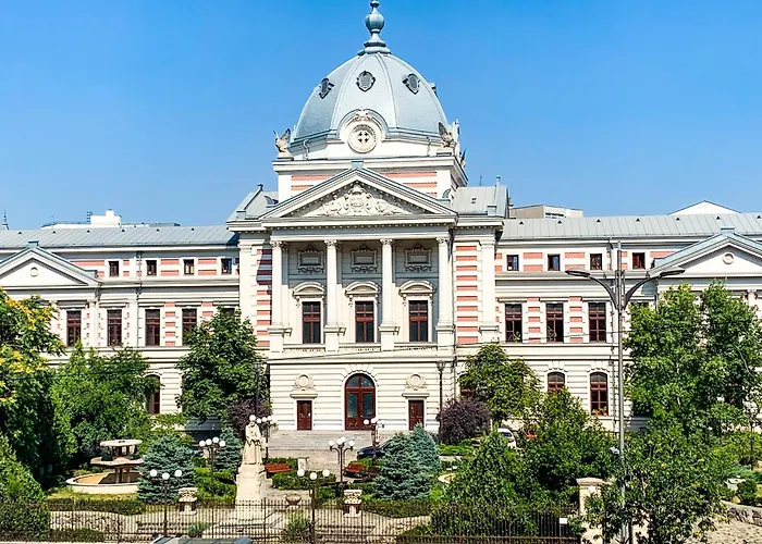 Chic Urbana: 140sqm 5-bedroom Downtown Gem *