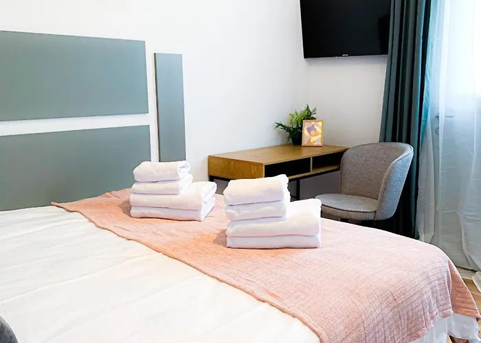 Chic Urbana: 140sqm 5-bedroom Downtown Gem Apartment *