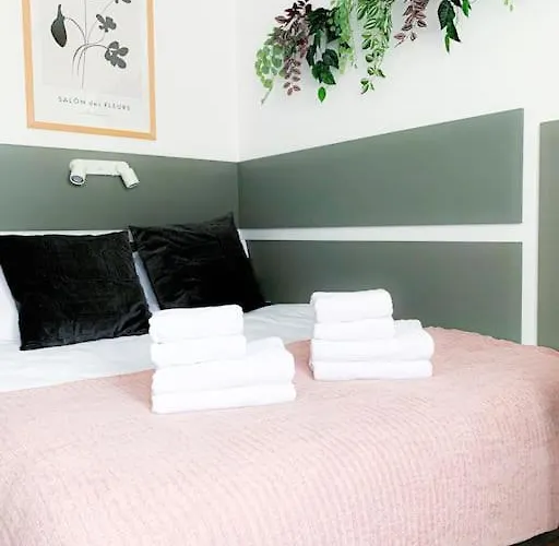 Apartment Chic Urbana: 140sqm 5-bedroom Downtown Gem