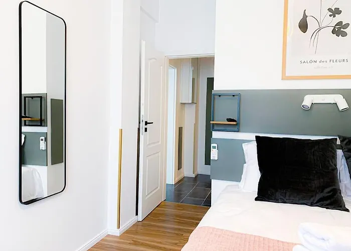 Chic Urbana: 140sqm 5-bedroom Downtown Gem Apartment Bucharest
