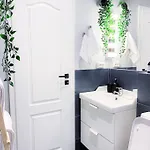 Chic Urbana: 140sqm 5-bedroom Downtown Gem Apartmán