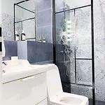 Apartmán Chic Urbana: 140sqm 5-bedroom Downtown Gem *