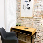 Chic Urbana: 140sqm 5-bedroom Downtown Gem Apartmán *