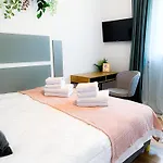 Chic Urbana: 140sqm 5-bedroom Downtown Gem Apartmán *