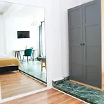 Chic Urbana: 140sqm 5-bedroom Downtown Gem Apartmán Bukurešť