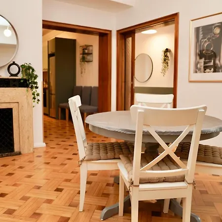 Chic Urbana: 140sqm 5-bedroom Downtown Gem Boekarest