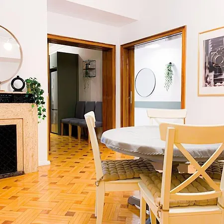 Apartment Chic Urbana: 140sqm 5-bedroom Downtown Gem *