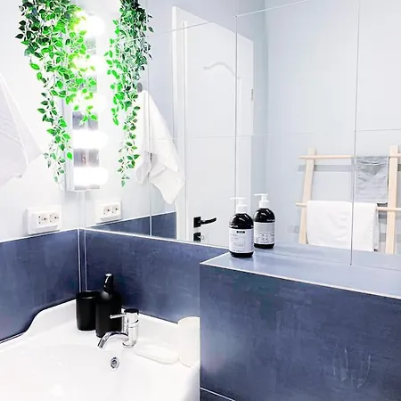 Chic Urbana: 140sqm 5-bedroom Downtown Gem *