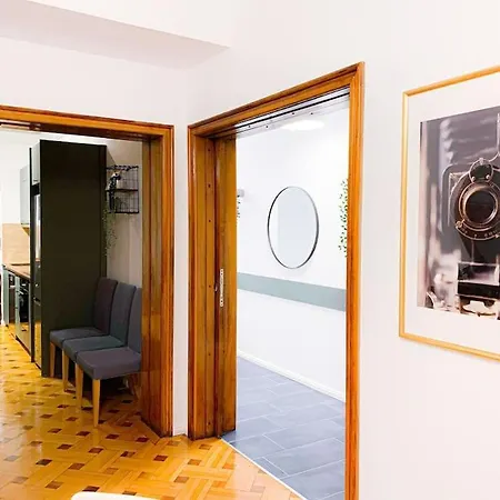 Chic Urbana: 140sqm 5-bedroom Downtown Gem Appartement *