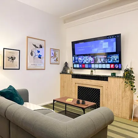 Chic Urbana: 140sqm 5-bedroom Downtown Gem Appartamento
