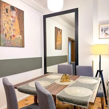 Chic Urbana: 140sqm 5-bedroom Downtown Gem Boekarest