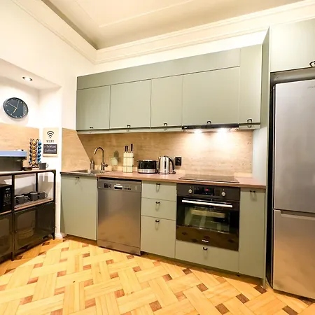 Appartamento Chic Urbana: 140sqm 5-bedroom Downtown Gem