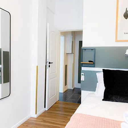 Apartment Chic Urbana: 140sqm 5-bedroom Downtown Gem