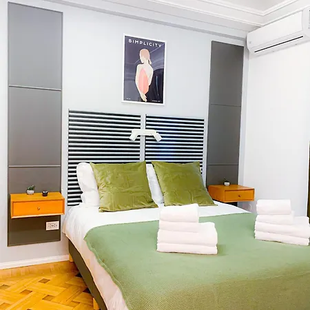 Chic Urbana: 140sqm 5-bedroom Downtown Gem *