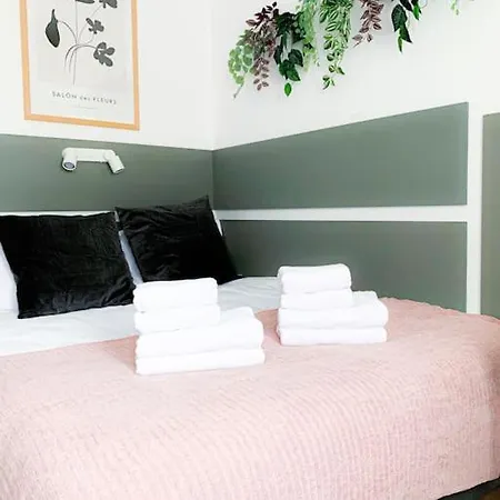 Appartement Chic Urbana: 140sqm 5-bedroom Downtown Gem