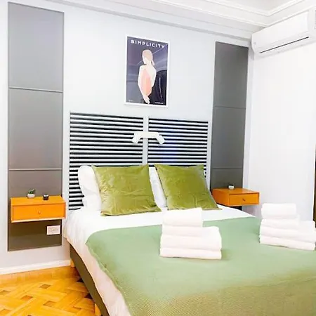 Appartement Chic Urbana: 140sqm 5-bedroom Downtown Gem Boekarest