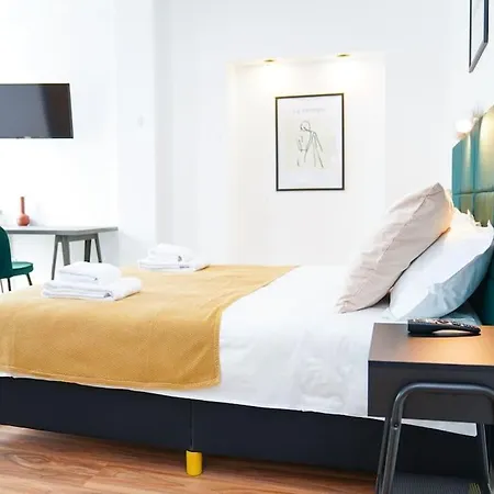 Apartment Chic Urbana: 140sqm 5-bedroom Downtown Gem