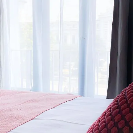 Chic Urbana: 140sqm 5-bedroom Downtown Gem *