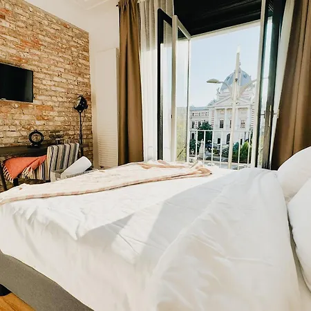 Chic Urbana: 140sqm 5-bedroom Downtown Gem * Bucarest