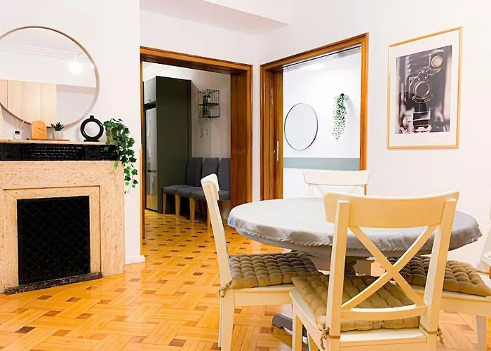 Apartment Chic Urbana: 140sqm 5-bedroom Downtown Gem *