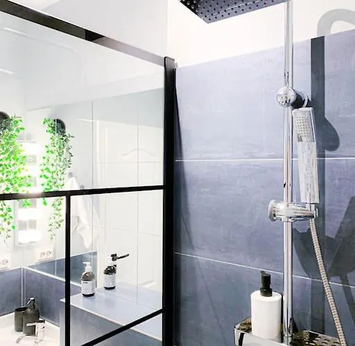 Chic Urbana: 140sqm 5-bedroom Downtown Gem Bucureşti