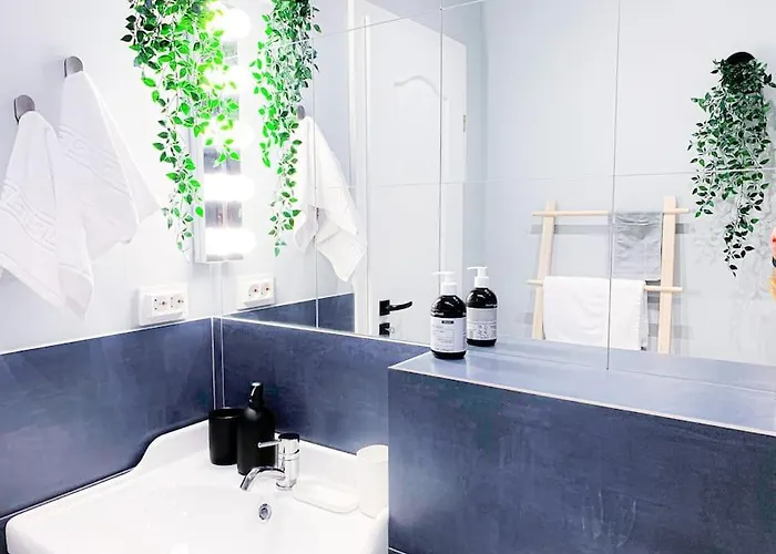 Chic Urbana: 140sqm 5-bedroom Downtown Gem *