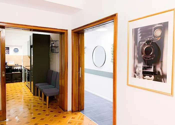 Chic Urbana: 140sqm 5-bedroom Downtown Gem Apartament *