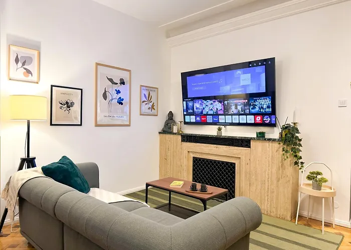 Chic Urbana: 140sqm 5-bedroom Downtown Gem Appartement