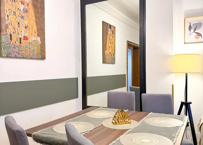 Chic Urbana: 140sqm 5-bedroom Downtown Gem Bucureşti