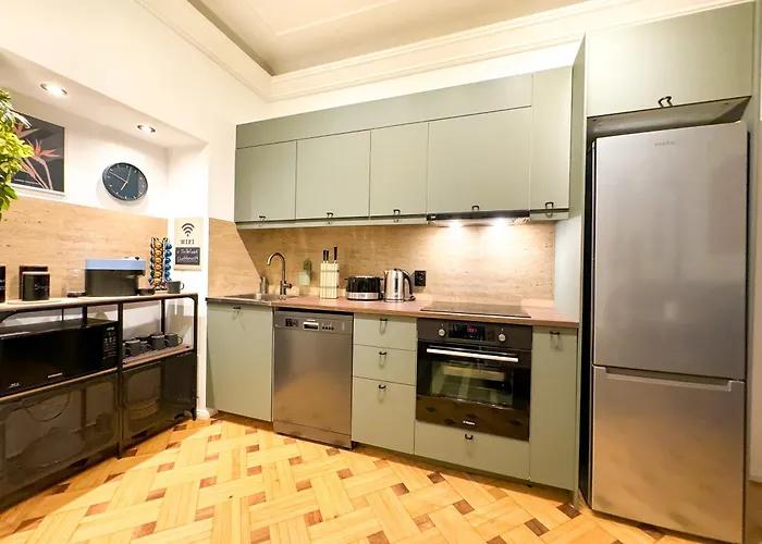 Apartment Chic Urbana: 140sqm 5-bedroom Downtown Gem