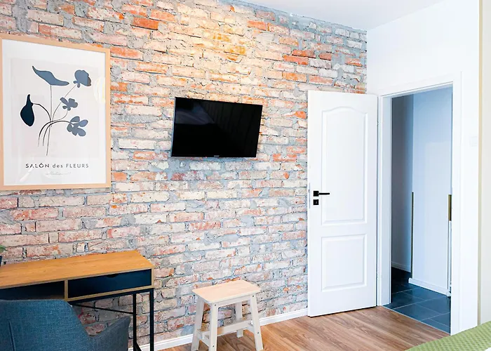 Chic Urbana: 140sqm 5-bedroom Downtown Gem