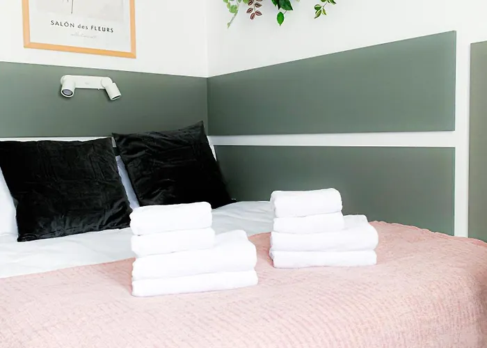 Chic Urbana: 140sqm 5-bedroom Downtown Gem *