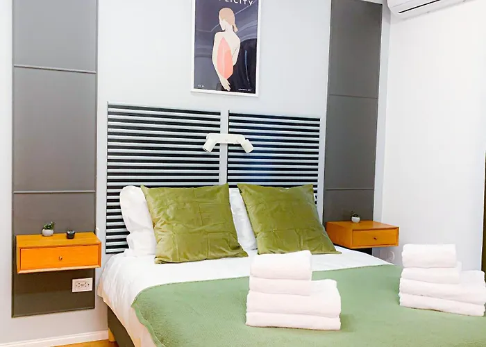 Chic Urbana: 140sqm 5-bedroom Downtown Gem *