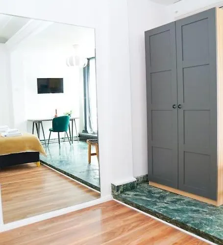 Chic Urbana: 140sqm 5-bedroom Downtown Gem Apartment Bukarest