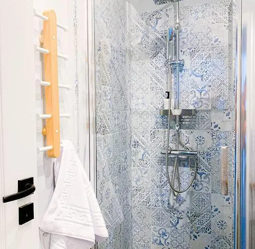 Chic Urbana: 140sqm 5-bedroom Downtown Gem Bucureşti