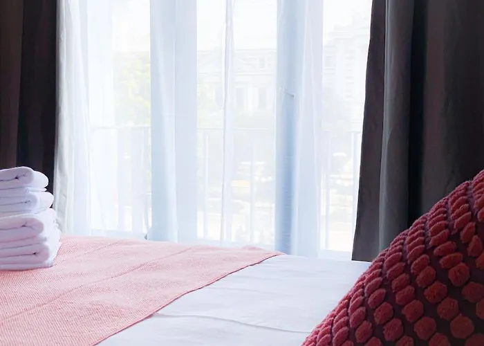 Chic Urbana: 140sqm 5-bedroom Downtown Gem *