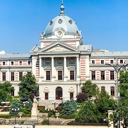 Chic Urbana: 140sqm 5-bedroom Downtown Gem *