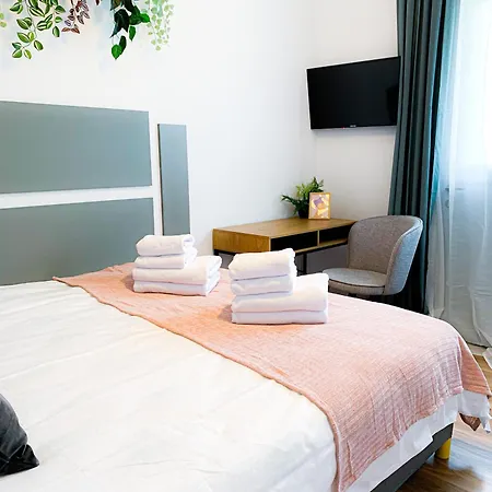 Chic Urbana: 140sqm 5-bedroom Downtown Gem Apartamento *
