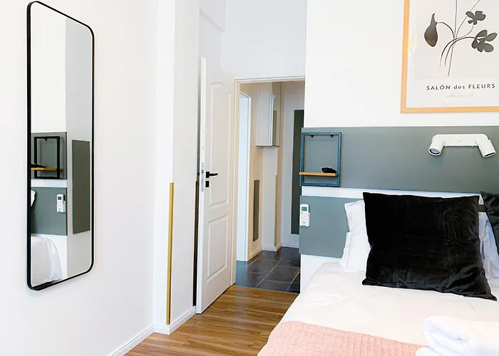 Apartment Chic Urbana: 140sqm 5-bedroom Downtown Gem