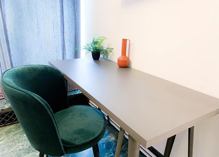 Chic Urbana: 140sqm 5-bedroom Downtown Gem