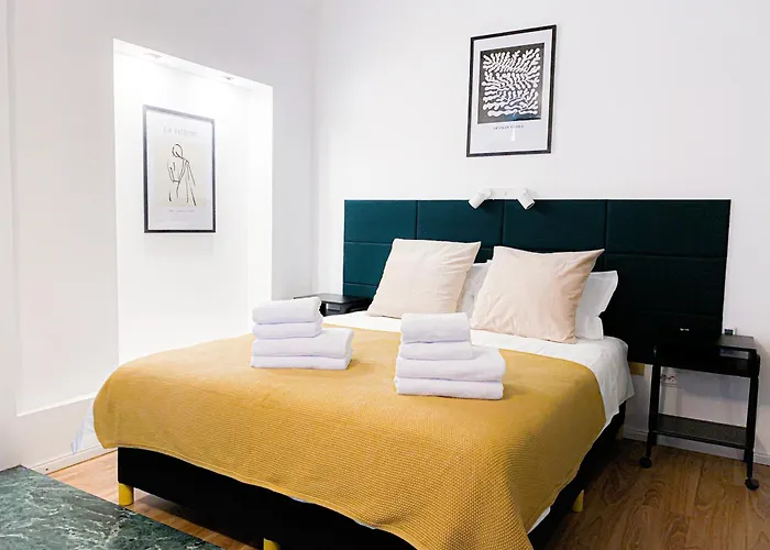 Chic Urbana: 140sqm 5-bedroom Downtown Gem Bucharest