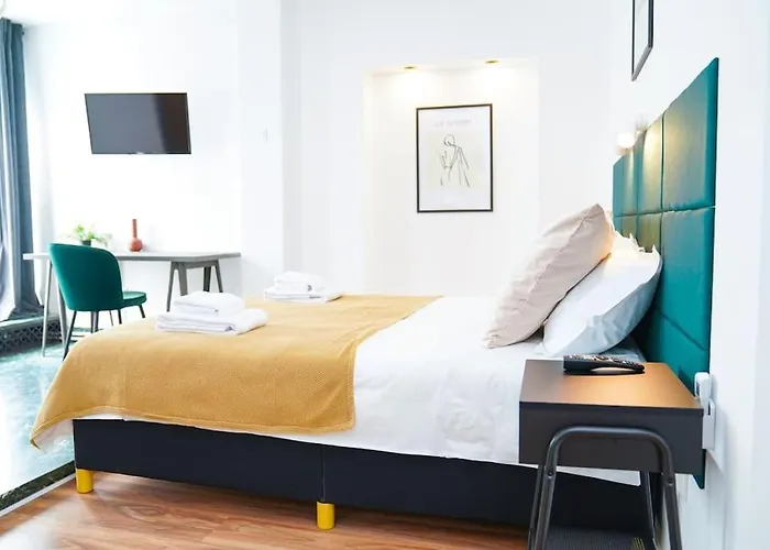 Apartment Chic Urbana: 140sqm 5-bedroom Downtown Gem
