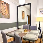 Chic Urbana: 140sqm 5-bedroom Downtown Gem Bukarest