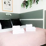 Chic Urbana: 140sqm 5-bedroom Downtown Gem *
