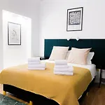 Chic Urbana: 140sqm 5-bedroom Downtown Gem Bukarest