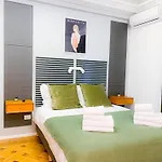 Chic Urbana: 140sqm 5-bedroom Downtown Gem *