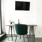 Chic Urbana: 140sqm 5-bedroom Downtown Gem Apartman