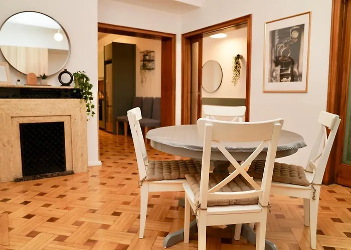Chic Urbana: 140sqm 5-bedroom Downtown Gem Бухарест